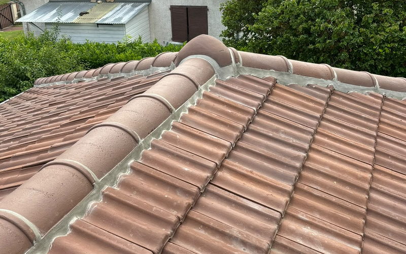 Toiture en tuiles canal après hydrofuge coloré, teinte uniformisée sur tout le pan