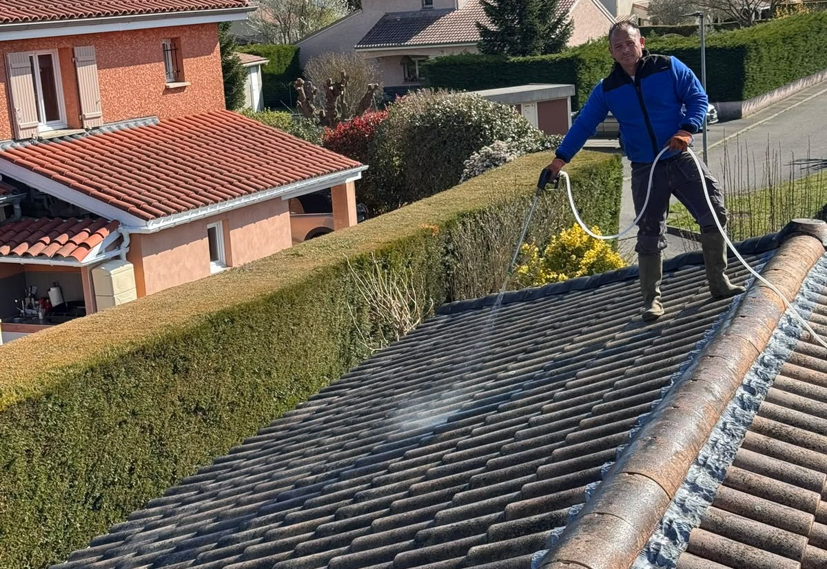 Démoussage de la toiture d'une maison individuelle dans la vallée du Gier
