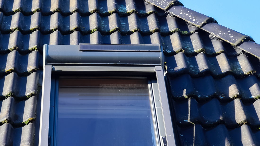 Fenêtre de toit et raccords de couverture à contrôler avant infiltration