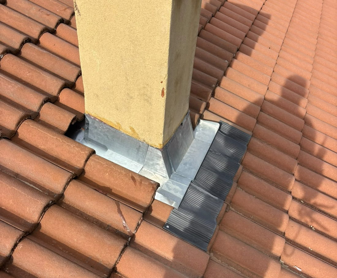 Souche de cheminée et solin en zinc refaits sur une toiture en tuiles