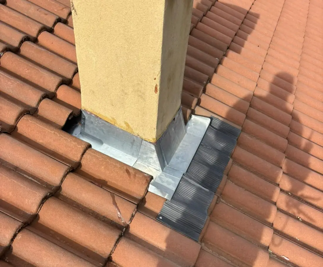 Souche de cheminée et solin en zinc refaits sur une toiture en tuiles