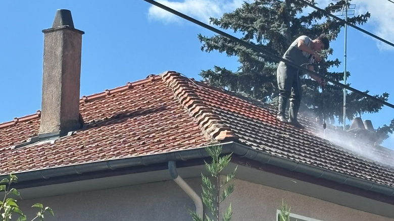 Souche de cheminée et couverture contrôlées depuis le toit d'une maison