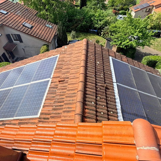 Panneaux photovoltaïques répartis de part et d'autre du faîtage