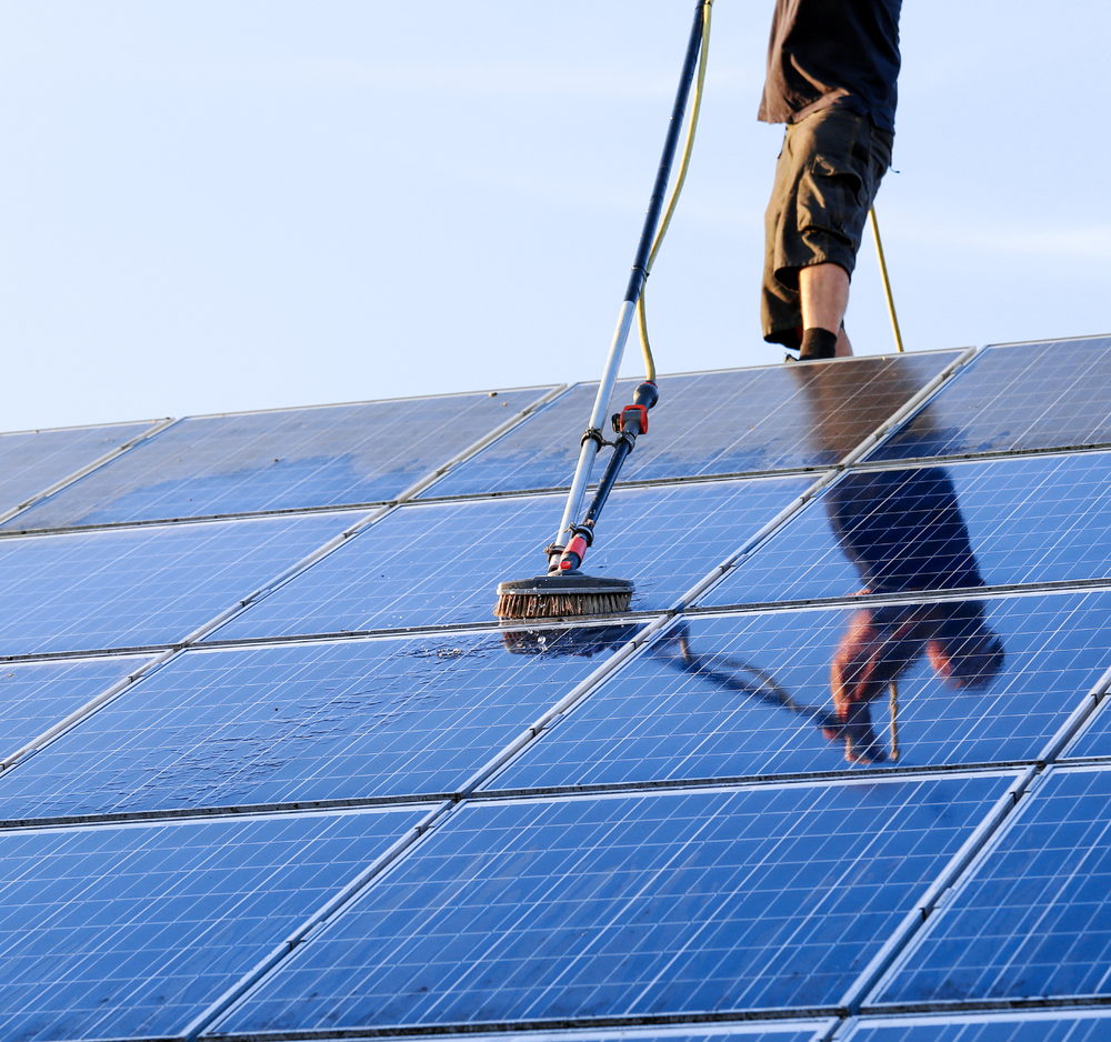 Nettoyage de panneaux solaires à la brosse télescopique, sans produit agressif