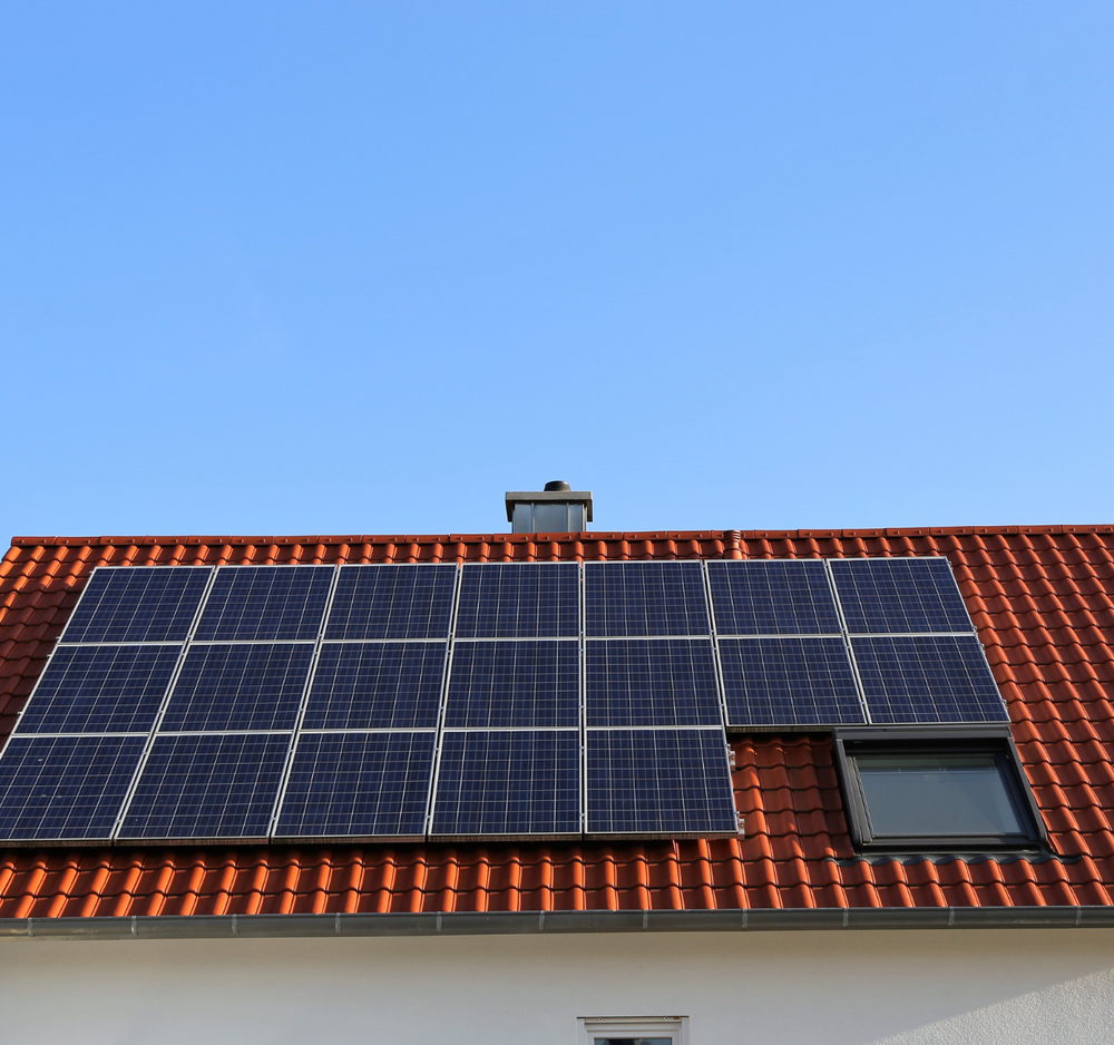Entretien préventif de panneaux solaires posés en bas de pente sur une toiture en tuiles
