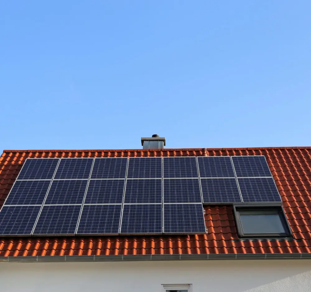 Entretien préventif de panneaux solaires posés en bas de pente sur une toiture en tuiles