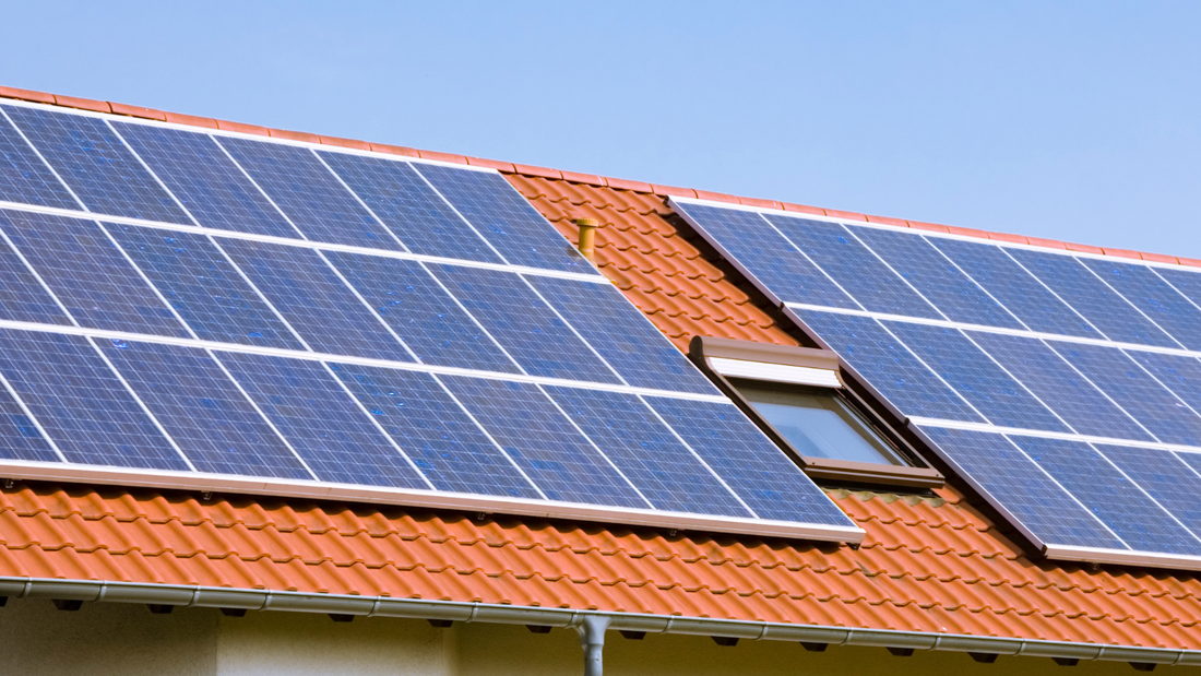 Panneaux solaires encrassés sur une toiture en tuiles, rendement en baisse