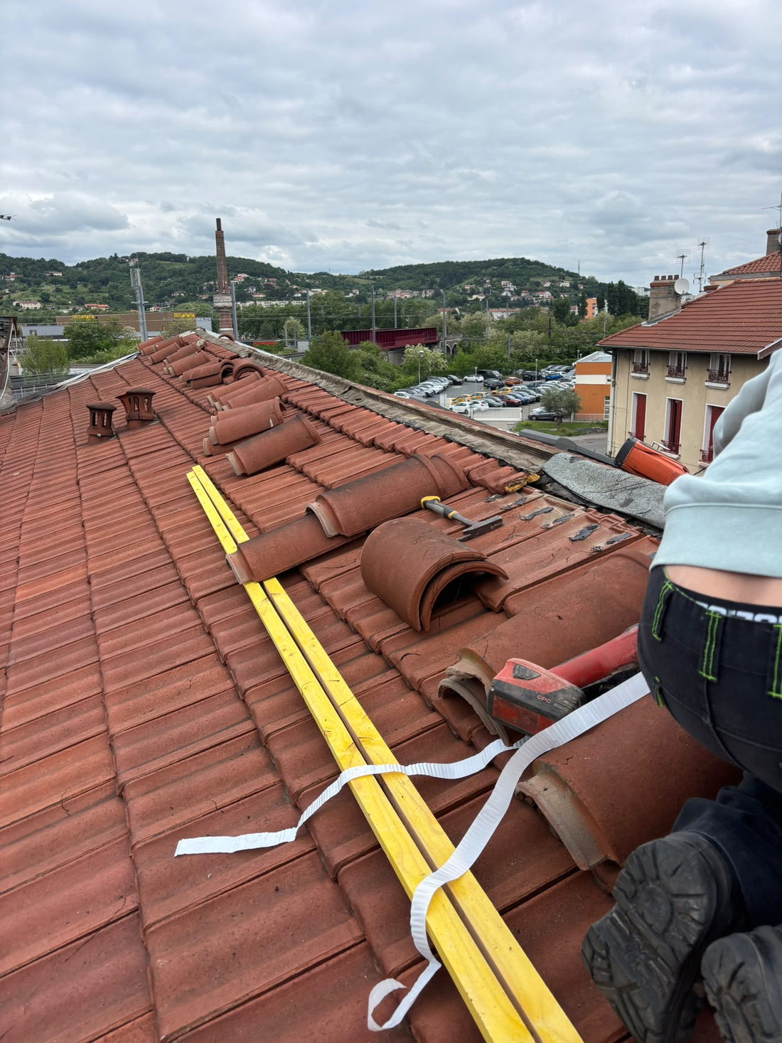 Chantier de rénovation de toiture en tuiles mené par RPS Toiture à Saint-Chamond