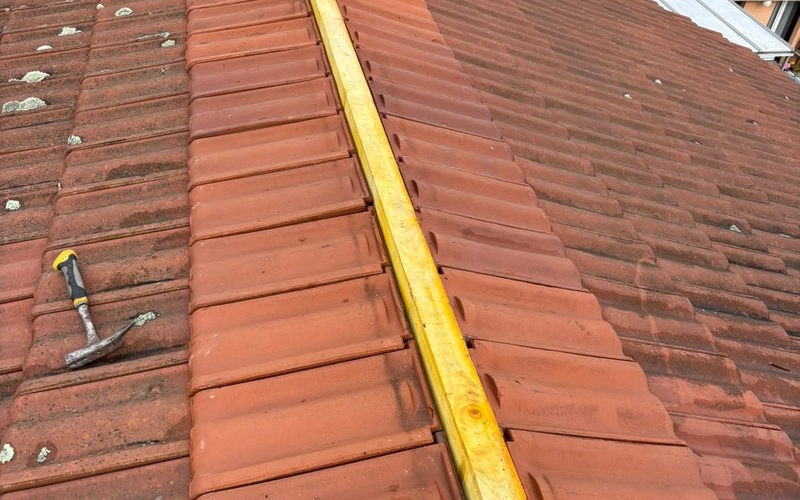Réfection de couverture : tuiles alignées au cordeau avant fixation définitive