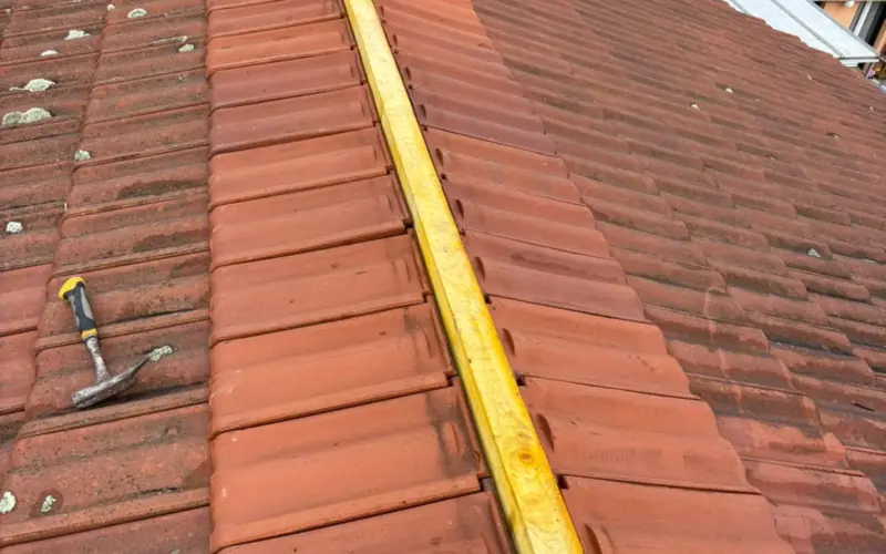 Réfection de couverture : tuiles alignées au cordeau avant fixation définitive