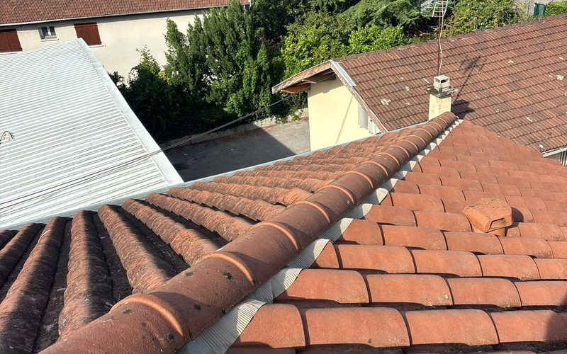 Remplacement de tuiles déplacées et reprise du faîtage sur une toiture existante