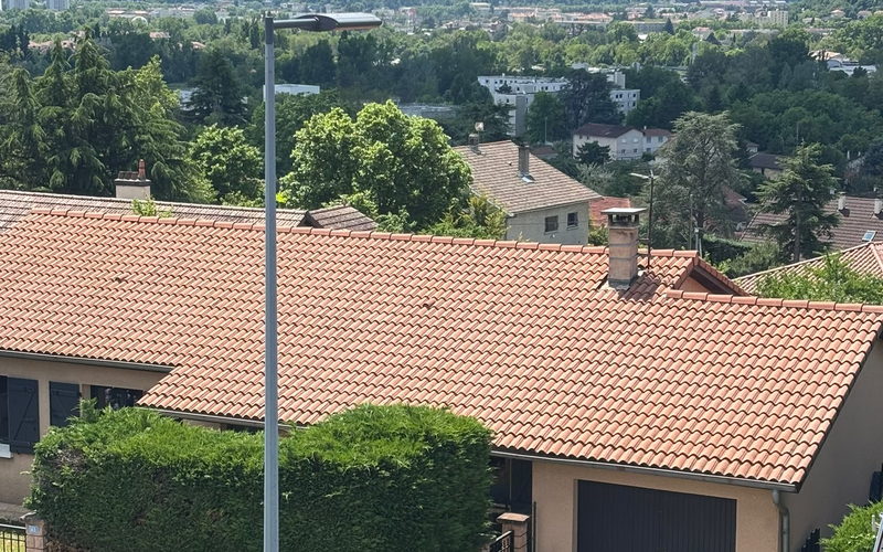 Chéneau encaissé courant le long d'une toiture en tuiles