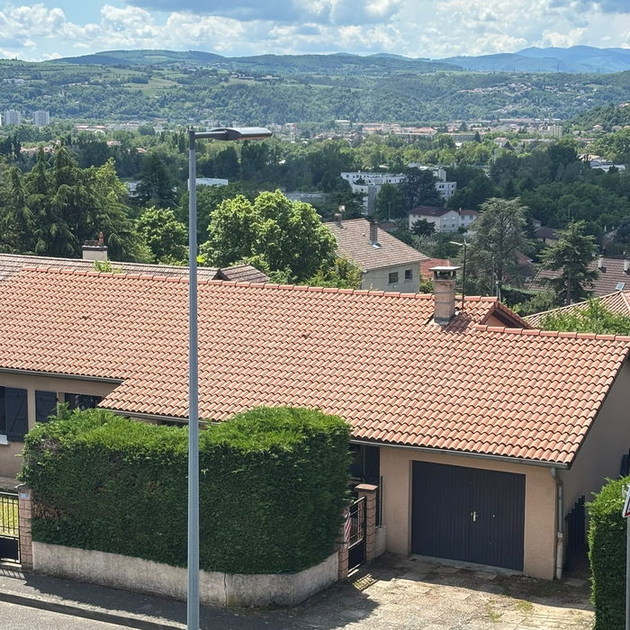 Gouttières et rives de toit d'une maison individuelle de la vallée du Gier