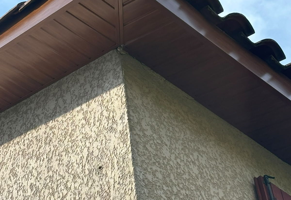 Angle de sous-face de débord habillé, gouttière et rive alignées au cordeau