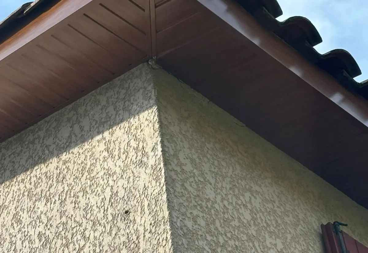 Angle de sous-face de débord habillé, gouttière et rive alignées au cordeau