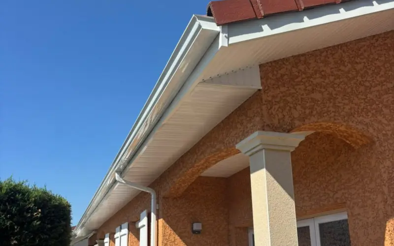 Pose d'une gouttière en aluminium en débord de toit, sous-face habillée