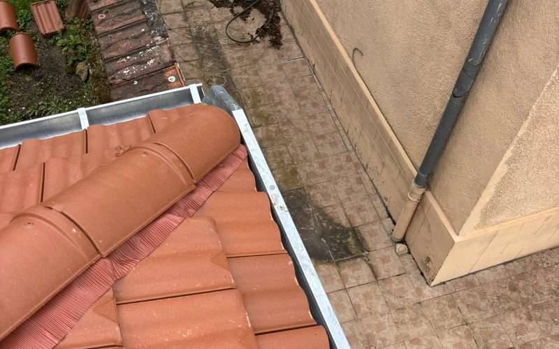 Rive de toit et gouttière raccordées au-dessus d'une terrasse
