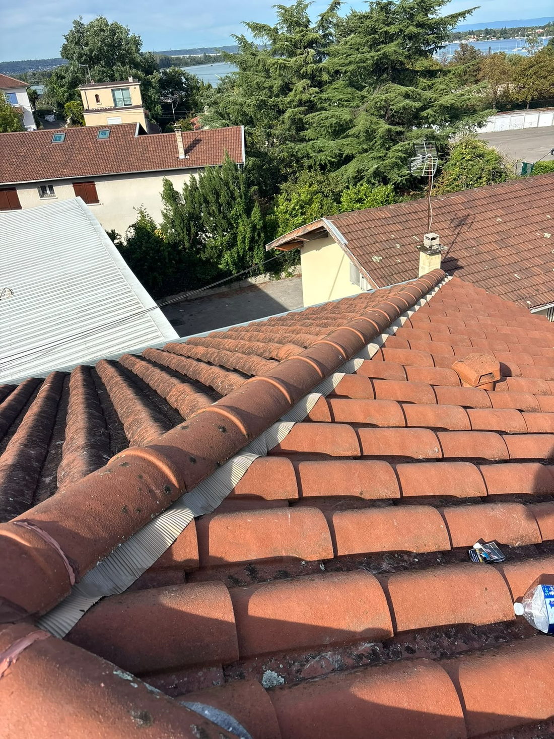 Arêtier de toiture en tuiles équipé d'un closoir ventilé