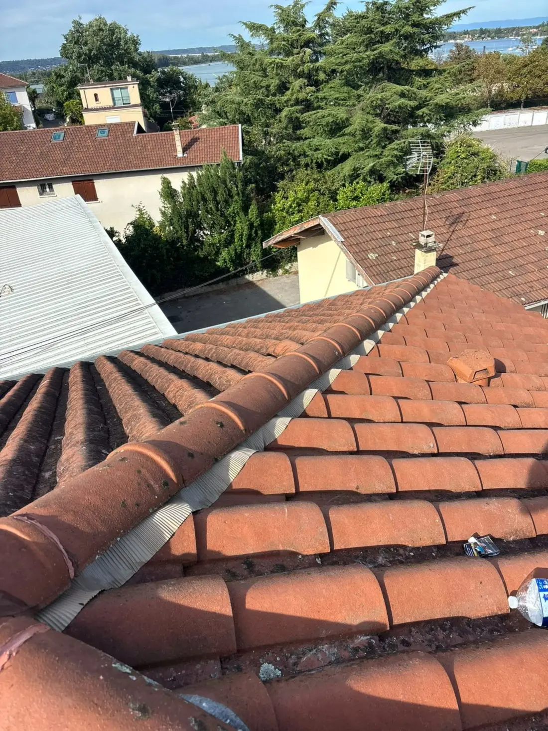 Arêtier de toiture en tuiles équipé d'un closoir ventilé
